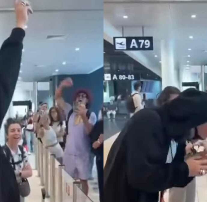 Giuliano Sangiorgi riconosciuto all’aeroporto di Roma, i fan gli dedicano “Meraviglioso”: il video è virale
