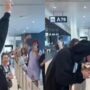 Copertina di Giuliano Sangiorgi riconosciuto all’aeroporto di Roma, i fan gli dedicano “Meraviglioso”: il video è virale