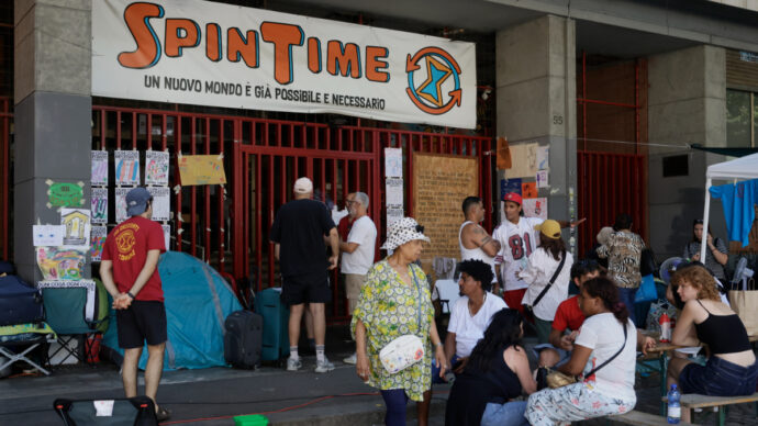 Spin Time, i proprietari dell’immobile danno 500mila euro al Comune di Roma per le famiglie sgomberate. Gli attivisti: “L’unica soluzione è la vendita”