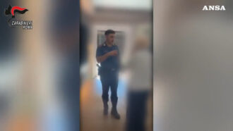Copertina di Riconosce la “truffa del finto carabiniere”: anziana di 88 anni fa arrestare in flagranza una truffatrice ventenne