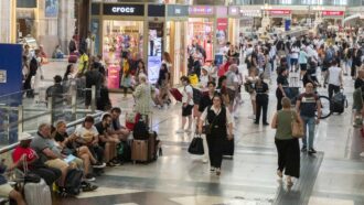Copertina di Vacanze sempre più corte e care, gli italiani tagliano i giorni di riposo: “Il periodo medio è sceso a 11 giorni”