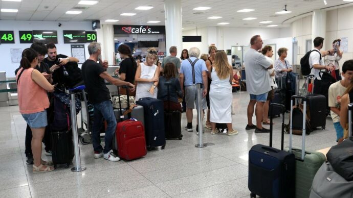 Etna ancora in eruzione, l’aeroporto di Catania resta chiuso almeno fino alle 2 del 14 agosto