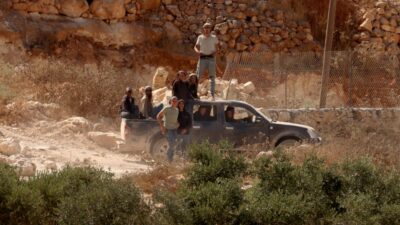 Copertina di Cisgiordania, continua l’assalto dei coloni israeliani in un villaggio. L’ambasciatore Usa: “È terrorismo”. Le famiglie palestinesi resistono: “Non lasceremo la nostra casa”