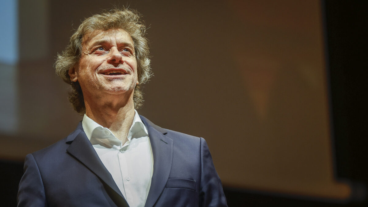 “Mi piace pensare che ciò che ha insegnato sia ancora vivo e forte nella vita di tanti. La divulgazione in prima serata significa ispirare, la sua eredità è ancora lunga”: Alberto Angela ricorda papà Piero