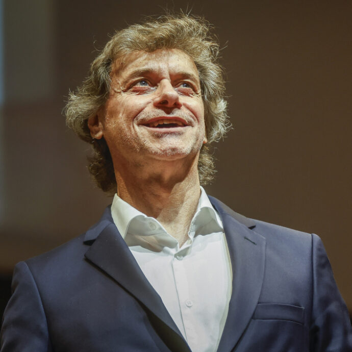 “Mi piace pensare che ciò che ha insegnato sia ancora vivo e forte nella vita di tanti. La divulgazione in prima serata significa ispirare, la sua eredità è ancora lunga”: Alberto Angela ricorda papà Piero