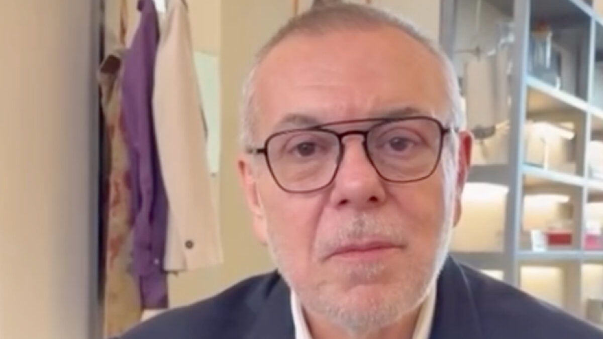 “A Giorgia Meloni ho sconsigliato l’ondina da influencer. Renato Zero lo farò sempre nero: vederlo bianco sarebbe come rasare Mick Jagger. A Melania Trump ho detto no: dovevo lavorare 3 giorni gratis”: così Roberto D’Antonio