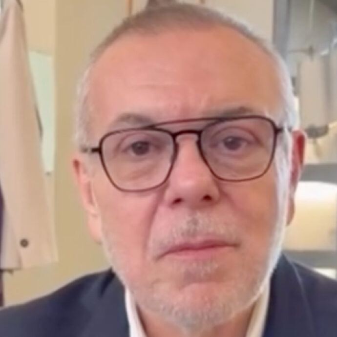 “A Giorgia Meloni ho sconsigliato l’ondina da influencer. Renato Zero lo farò sempre nero: vederlo bianco sarebbe come rasare Mick Jagger. A Melania Trump ho detto no: dovevo lavorare 3 giorni gratis”: così Roberto D’Antonio