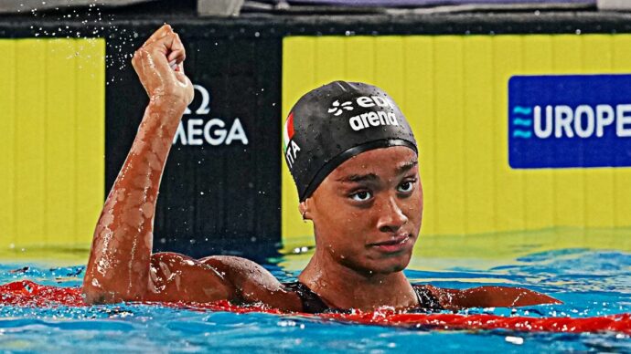 Sara Curtis è nella storia: oro e altro record del mondo per la 19enne nei 50 metri dorso. “È assurdo, è un’altra follia”