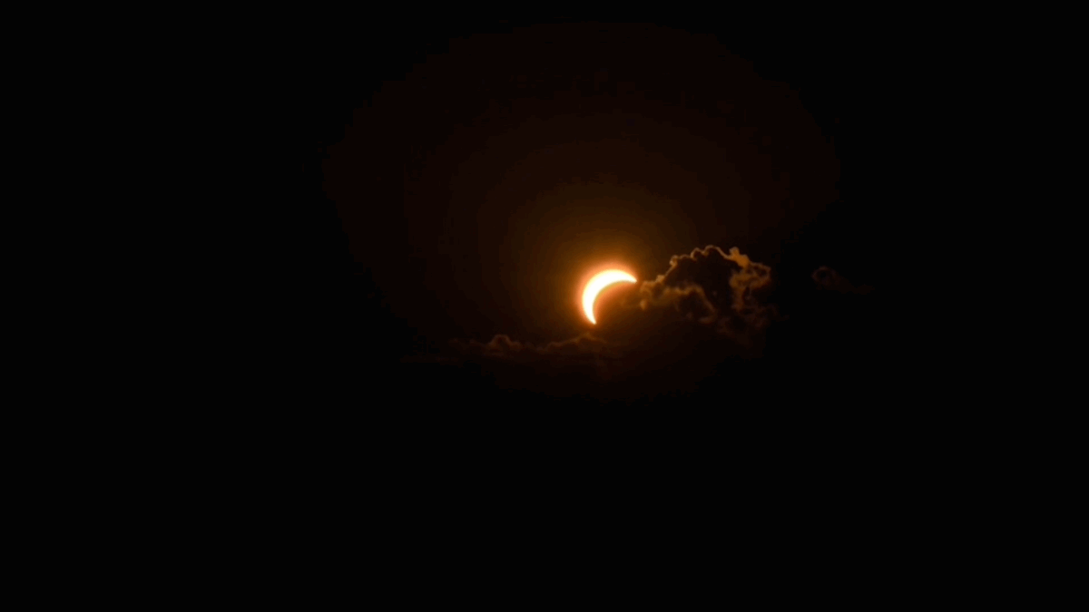 Prenotano la cena per osservare l’eclissi, ma le nuvole coprono tutto. Poi la richiesta al ristorante: “Non l’abbiamo vista, vogliamo il rimborso”