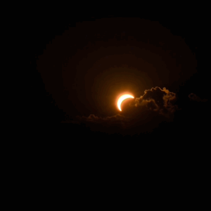 Prenotano la cena per osservare l’eclissi, ma le nuvole coprono tutto. Poi la richiesta al ristorante: “Non l’abbiamo vista, vogliamo il rimborso”