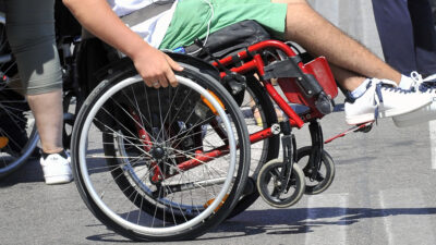 Copertina di Consulta: “Iscrizione gratuita al servizio sanitario anche per stranieri con disabilità”. Da 28 anni pagavano l’obolo (fino a duemila euro) alle Regioni