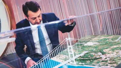 Copertina di Il ponte sullo Stretto non sta in piedi? Si saprà dopo l’appalto. Tutti i dubbi tecnici saranno esaminati solo a opera affidata