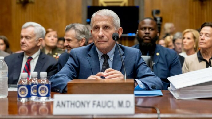 L’incoerenza del dott. Fauci: dai vaccini al virus da Wuhan