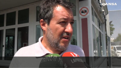 Copertina di Matteo Salvini incontra Mario Roggero in carcere per la quarta volta in un mese: “Gli ho portato i sughi per Ferragosto, a Pontida faremo una raccolta fondi”