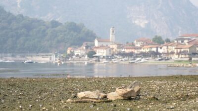 Copertina di Spiagge di centinaia di metri, barche in secca: la siccità svuota fiumi e laghi del Nord. Gli effetti invisibili: “Nell’acqua del Maggiore meno ossigeno”