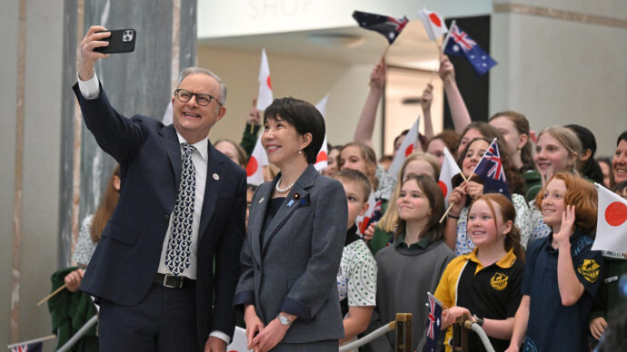 La battutaccia del premier australiano sui meloni giapponesi e il silenzio di Tokyo: quando la ragione di Stato pesa più della dignità