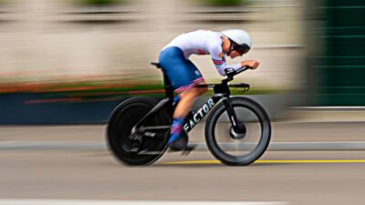 Copertina di Ciclista di 19 anni travolto da un’auto durante il Giro del Portogallo: morto il britannico Tarling