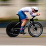 Copertina di Ciclista di 19 anni travolto da un’auto durante il Giro del Portogallo: morto il britannico Tarling