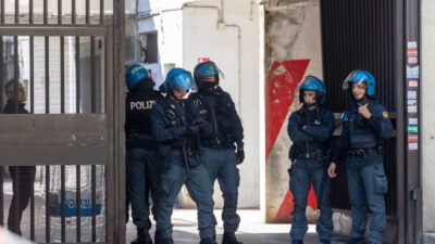 Copertina di Sicurezza, il report del Viminale: meno reati e sbarchi, boom di sgomberi. Ma crollano le assunzioni di forze dell’ordine