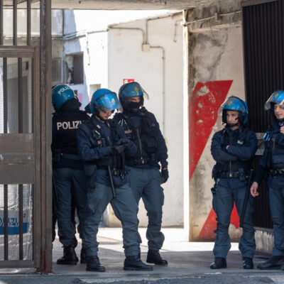 Copertina di Sicurezza, il report del Viminale: meno reati e sbarchi, boom di sgomberi. Ma crollano le assunzioni di forze dell’ordine