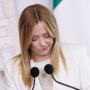 Copertina di Meloni si auto-promuove sulla crescita: “L’Italia tiene, dati incoraggianti”. E il debito è ancora “colpa del Superbonus”