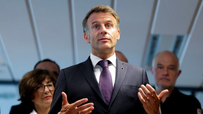Francia, il Consiglio costituzionale boccia il divieto dei social sotto i 15 anni voluto da Macron. Il presidente al governo: “Riscrivete la legge”