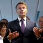Copertina di Francia, il Consiglio costituzionale boccia il divieto dei social sotto i 15 anni voluto da Macron. Il presidente al governo: “Riscrivete la legge”