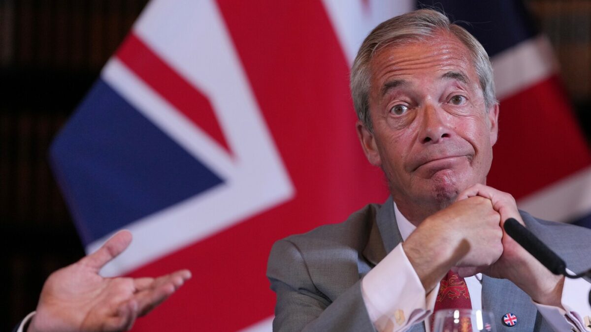farage batte il candidato spazzatura e viene rieletto in parlamento si era dimesso a luglio dopo il caso delle donazioni non dichiarate da Ilfattoquotidiano.it farage batte il candidato spazzatura e viene rieletto in parlamento si era dimesso a luglio dopo il caso delle donazioni non dichiarate