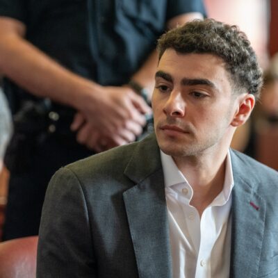 Copertina di Luigi Mangione ammette di aver ucciso il ceo di UnitedHealthcare Brian Thompson e si dichiara colpevole di stalking: rischia l’ergastolo