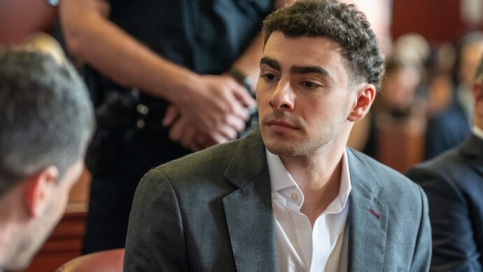 Luigi Mangione ammette di aver ucciso il ceo di UnitedHealthcare Brian Thompson e si dichiara colpevole di stalking: rischia l’ergastolo
