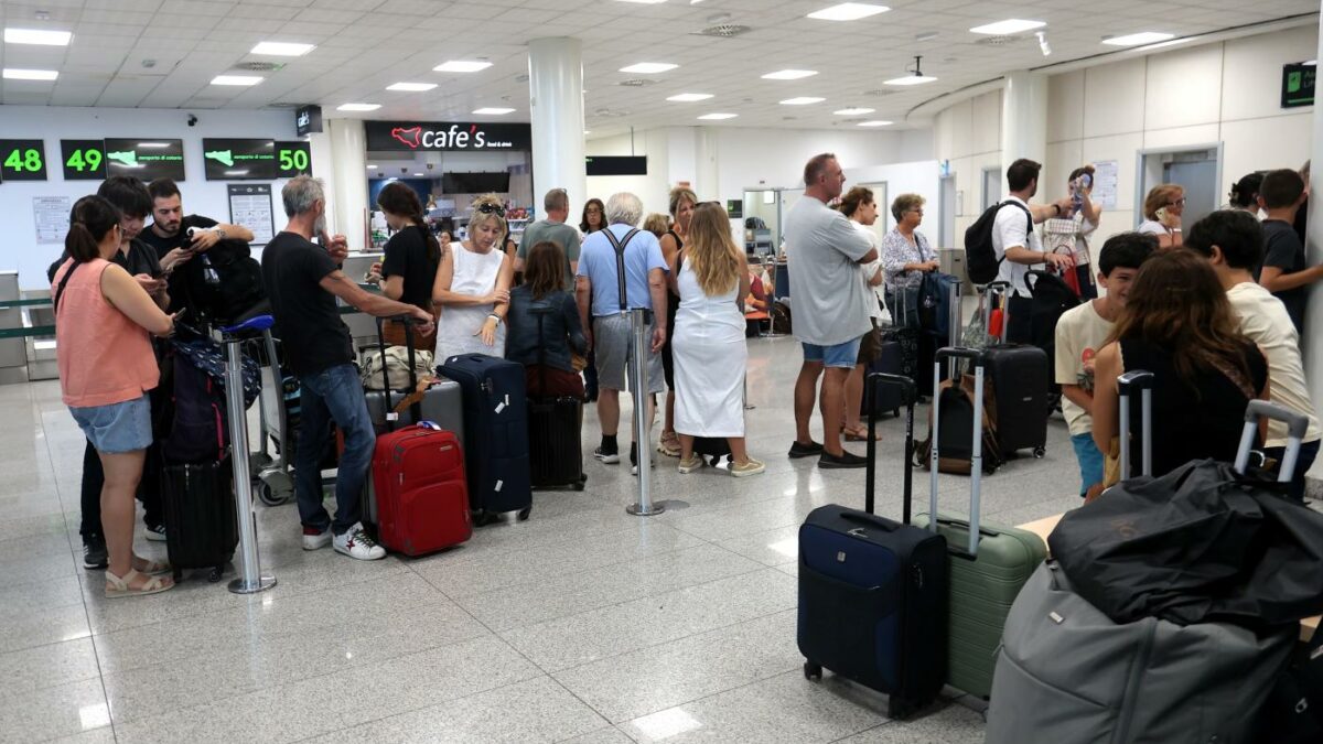etna odissea senza fine per i passeggeri dell8217aeroporto di catania voli sospesi almeno fino alla notte di ferragosto da Ilfattoquotidiano.it etna odissea senza fine per i passeggeri dell8217aeroporto di catania voli sospesi almeno fino alla notte di ferragosto