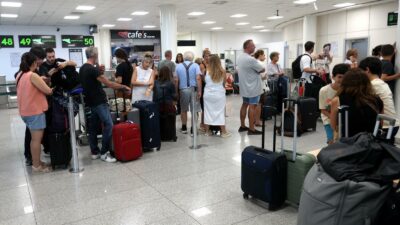 Copertina di Etna, odissea senza fine per i passeggeri dell’aeroporto di Catania: voli sospesi almeno fino alla notte di Ferragosto