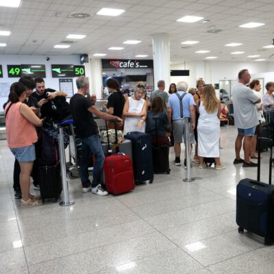 Copertina di Odissea senza fine per i passeggeri dell’aeroporto di Catania: voli sospesi fino alla notte di Ferragosto. E la cenere blocca anche Comiso