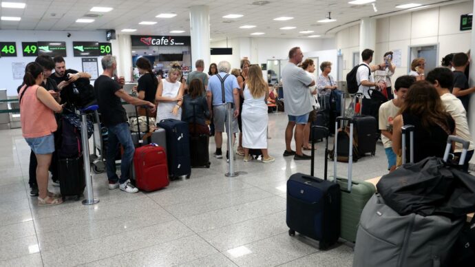 Etna, odissea senza fine per i passeggeri dell’aeroporto di Catania: voli sospesi almeno fino alla notte di Ferragosto