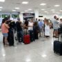 Copertina di Etna, odissea senza fine per i passeggeri dell’aeroporto di Catania: voli sospesi almeno fino alla notte di Ferragosto