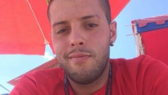 Copertina di Cric cede durante una riparazione: meccanico 31enne muore schiacciato da un’auto nel Reggino