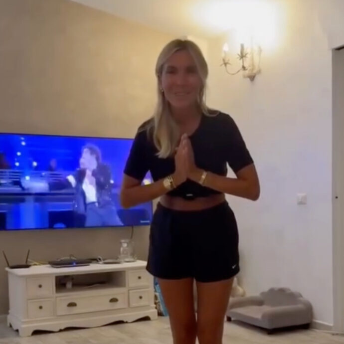 Noemi Bocchi è la quarta concorrente di Ballando con le Stelle. L’ironia di Totti: “Uguale a Michael Jackson, ti sei operata all’anca?”