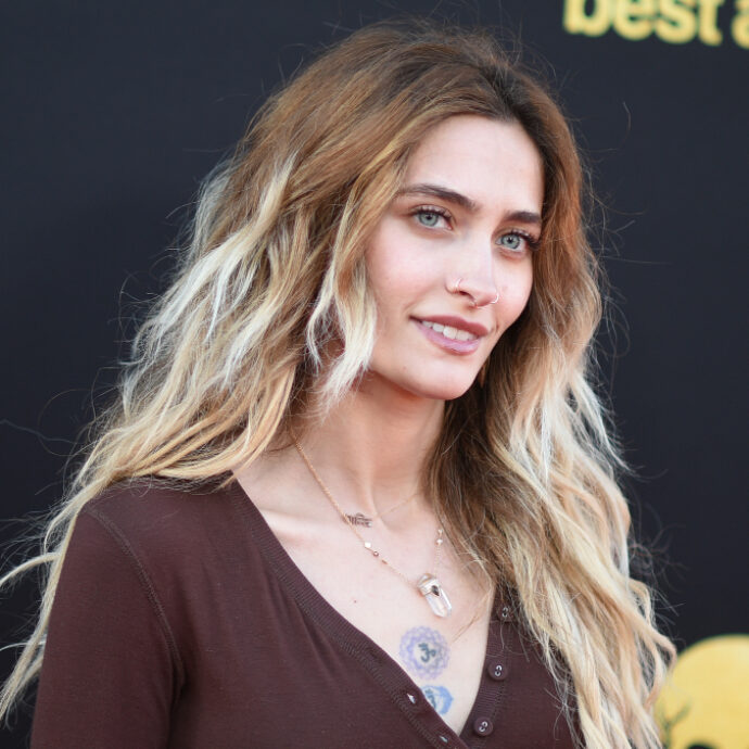 “Al funerale di mio padre Michael nessuno dei figli si è mosso per parlare, quindi ho detto ‘Fancu*o, ci penso io’. Non sono mai riuscita a riguardare quel momento”: parla Paris Jackson