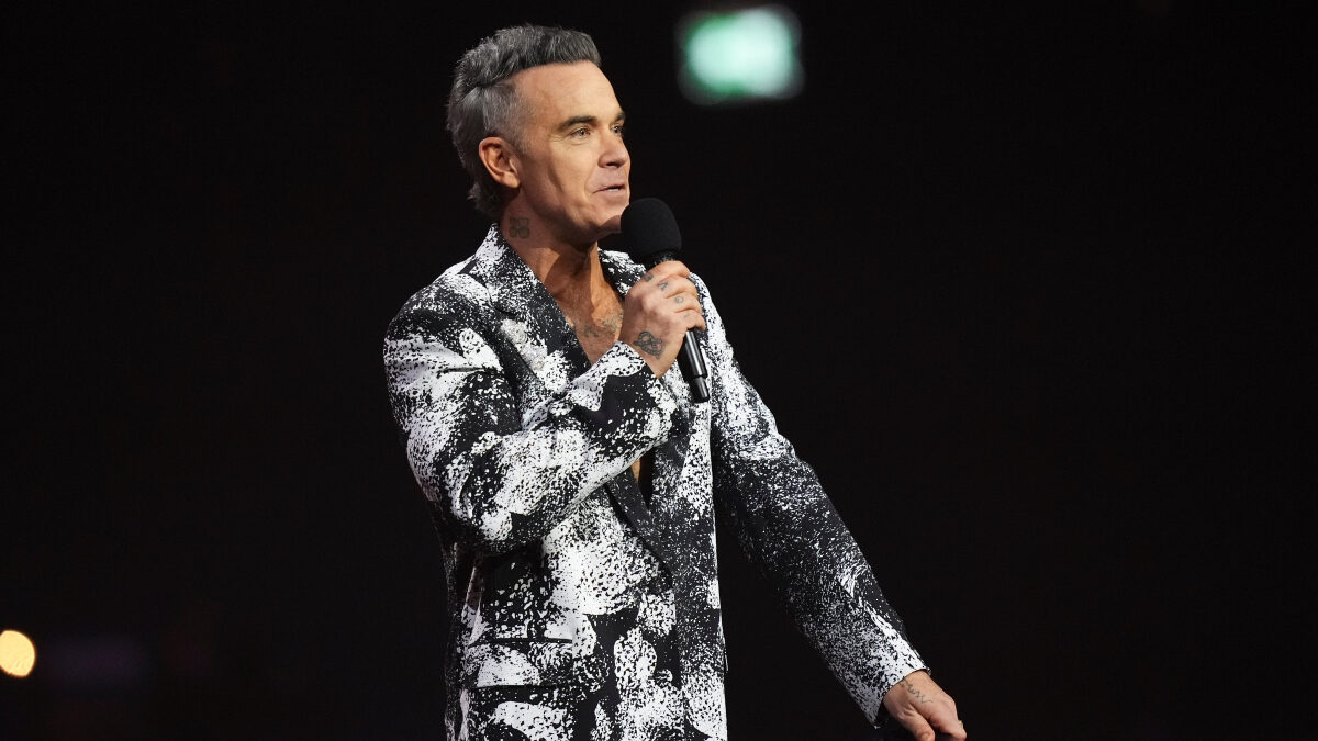 “Ho scoperto di avere l’autismo e caz*o lo amo. È la mia ‘carta esci gratis di prigione’. Per tutte le stronz*te che faccio dirò: ‘Scusate, sono autistico’”: così Robbie Williams