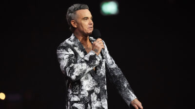 Copertina di “Ho scoperto di avere l’autismo e caz*o lo amo. È la mia ‘carta esci gratis di prigione’. Per tutte le stronz*te che faccio dirò: ‘Scusate, sono autistico’”: così Robbie Williams