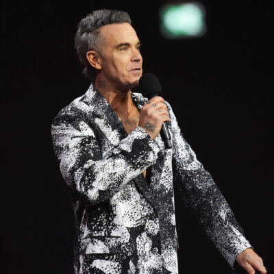 Copertina di “Ho scoperto di avere l’autismo e caz*o lo amo. È la mia ‘carta esci gratis di prigione’. Per tutte le stronz*te che faccio dirò: ‘Scusate, sono autistico'”: così Robbie Williams