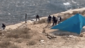 Copertina di Cisgiordania, i coloni montano di nuovo la tenda davanti alle case dei palestinesi assediati. Era stata smantellata due giorni fa dall’esercito