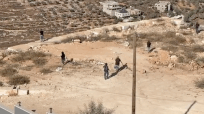 Copertina di Cisgiordania, i coloni piantano di nuovo la tenda davanti alle case dei palestinesi a Qusra. La Francia a Israele: “Arrestateli”. Allontanati gli italiani