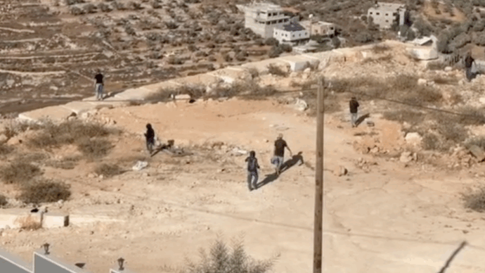Cisgiordania, i coloni piantano di nuovo la tenda davanti alle case dei palestinesi a Qusra. La Francia a Israele: “Arrestateli”. Allontanati dal villaggio i cinque italiani