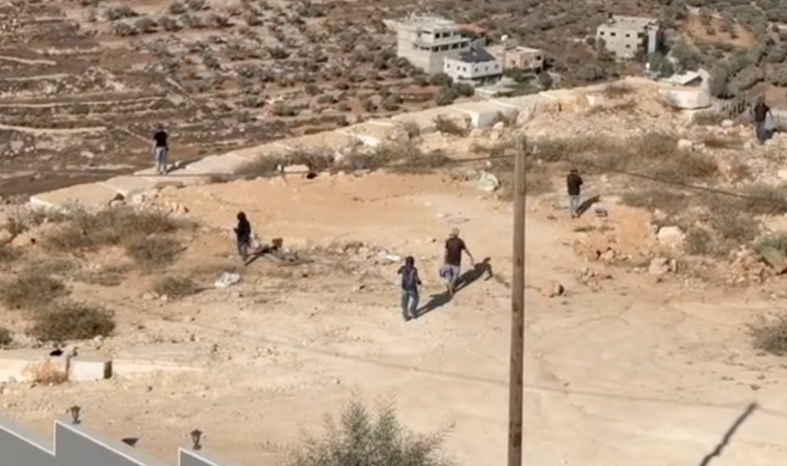 cisgiordania i coloni piantano di nuovo la tenda davanti alle case dei palestinesi a qusra i cinque italiani espulsi dal villaggio da Ilfattoquotidiano.it cisgiordania i coloni piantano di nuovo la tenda davanti alle case dei palestinesi a qusra i cinque italiani espulsi dal villaggio