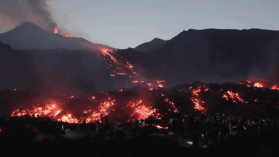 Copertina di Etna in eruzione, le persone sono troppo vicine alla lava per i selfie: scatta l’ordinanza – Video