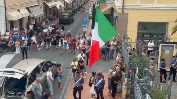 “Il tuo nome non sarà cancellato”, l’ultimo saluto di Bordighera alla piccola maltrattata e uccisa