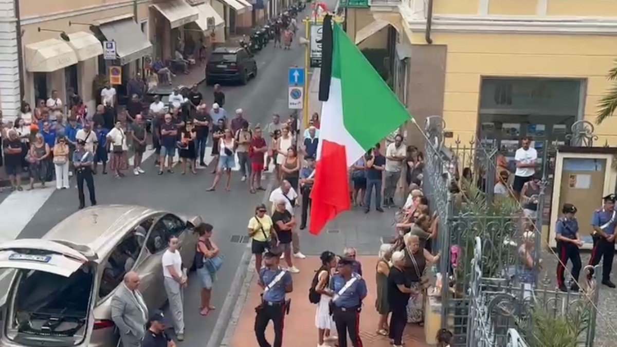il tuo nome non sar224 cancellato l8217ultimo saluto di bordighera alla piccola maltrattata e uccisa da Ilfattoquotidiano.it il tuo nome non sar224 cancellato l8217ultimo saluto di bordighera alla piccola maltrattata e uccisa
