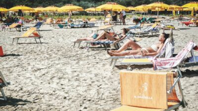 Copertina di Vacanze ristrette: le fanno in pochi, vicino, a rate e più brevi. "Il periodo medio è sceso a 11 giorni"