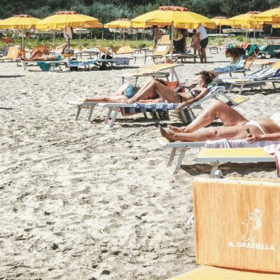 Copertina di Vacanze ristrette: le fanno in pochi, vicino, a rate e più brevi. "Il periodo medio è sceso a 11 giorni"